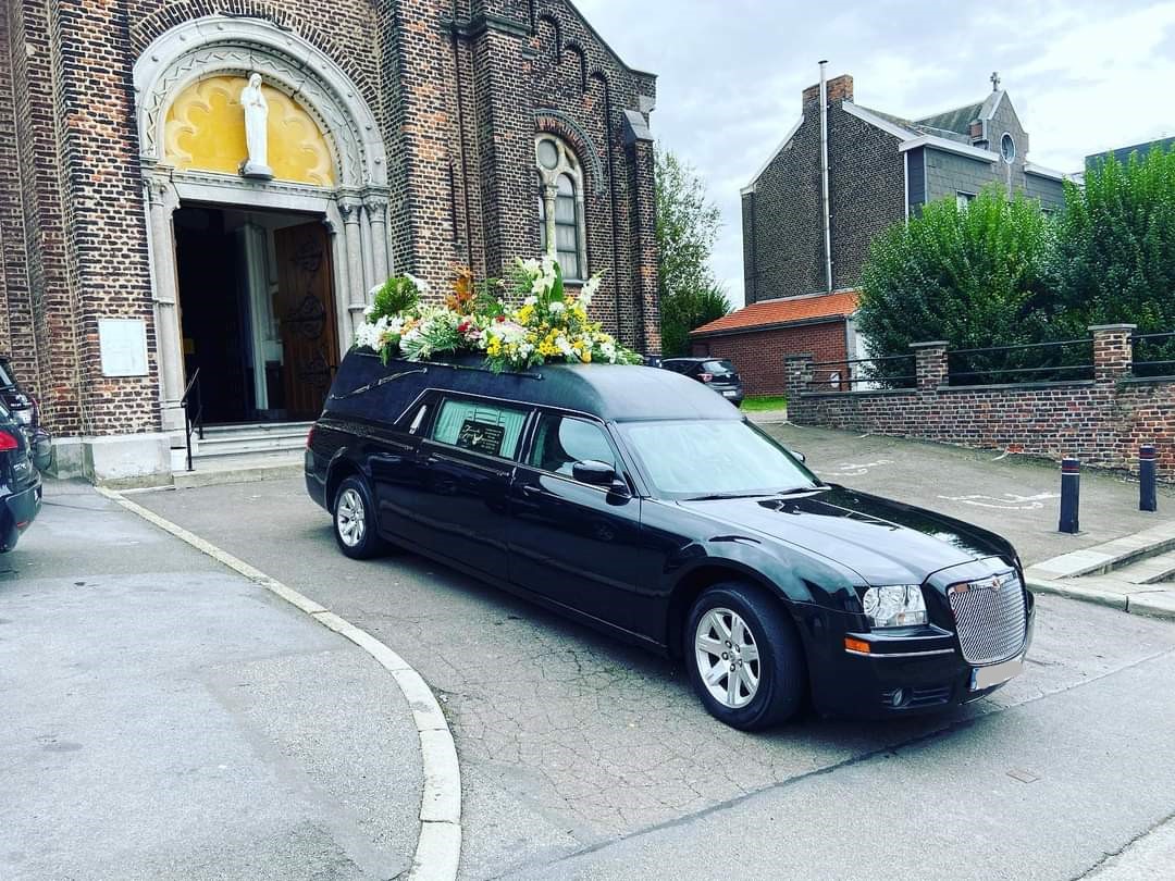 Corbillard du funérarium Simon & Fils rue Saint-Nicolas à Liège